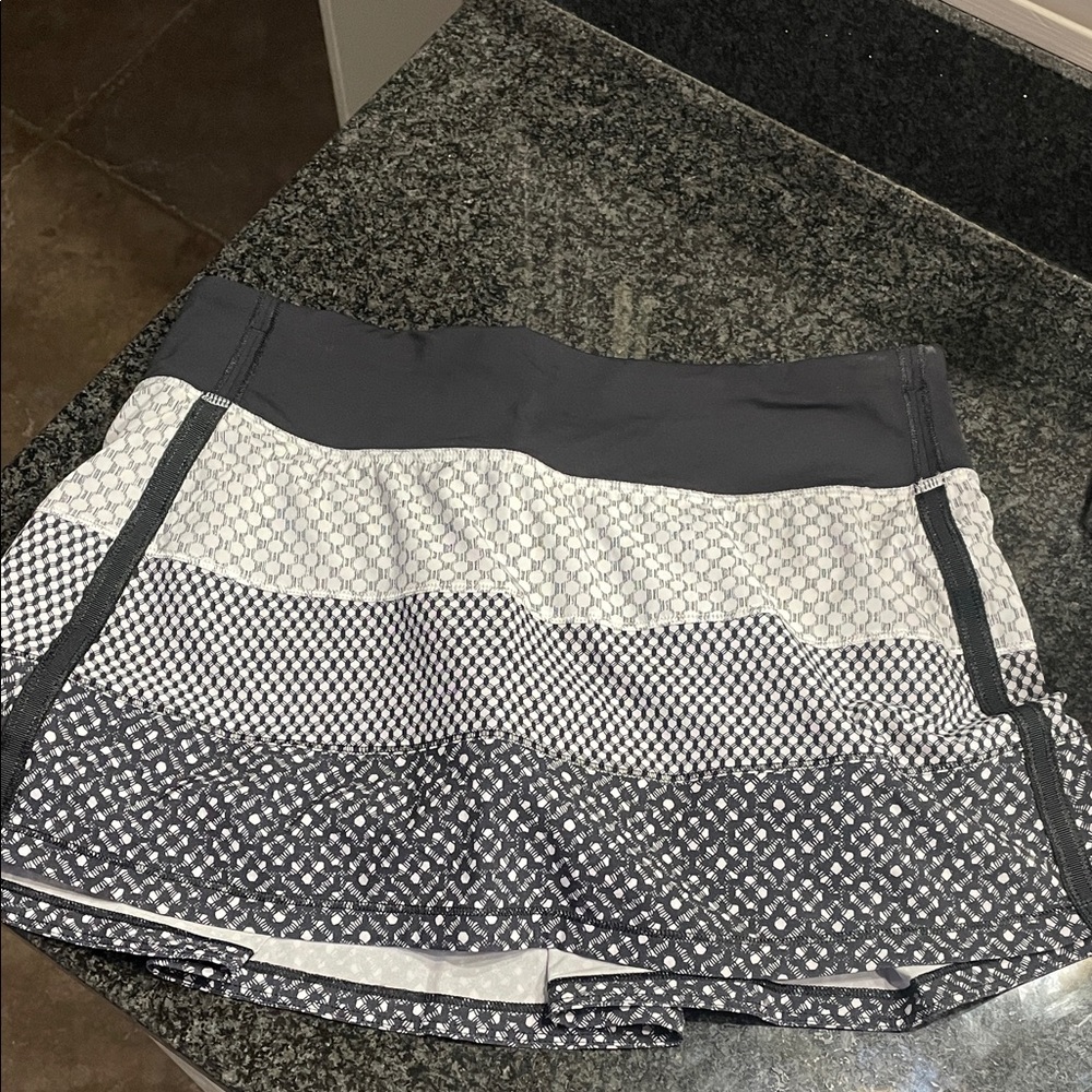 Lululemon Black and White Geometric pleated rear skirt